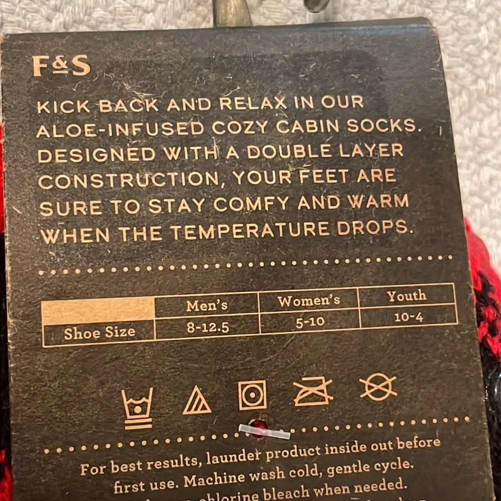 NWT Youth Cozy Cabin Socks